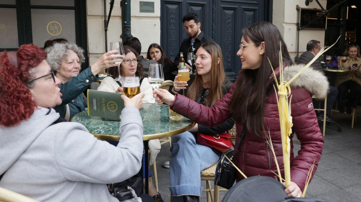 Mucho ambiente en Valladolid en la mañana del Domingo de Ramos a pesar de la lluvia