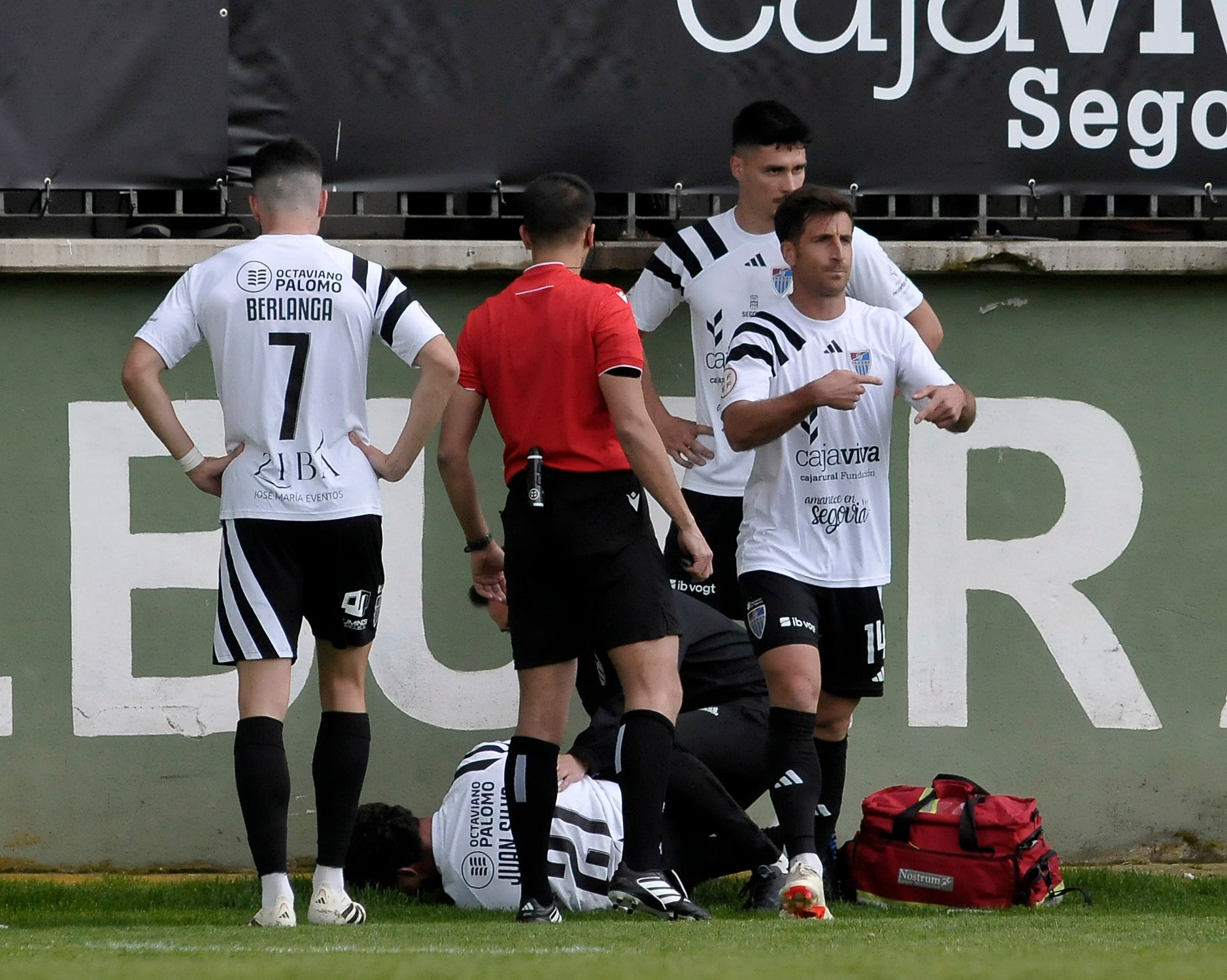 Fer Llorente pide el cambio para Juan Silva.