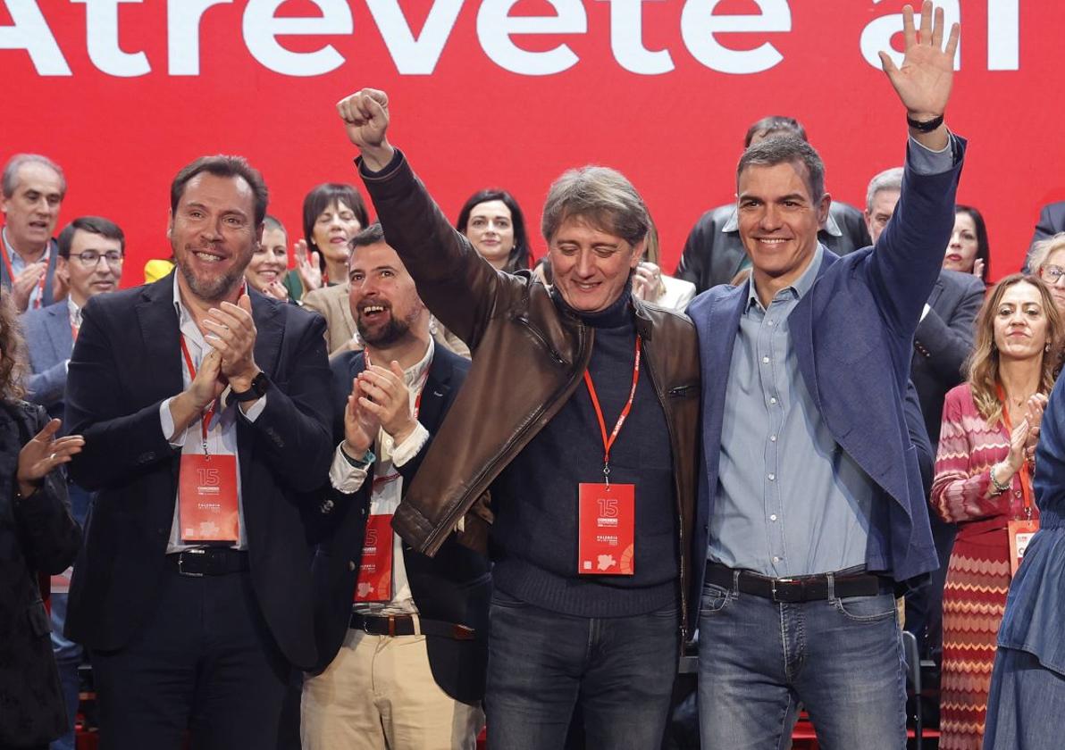 Carlos Martínez y Pedro Sánchez saludan al público en el congreso autonómico, junto a Luis Tudanca y Óscar Puente.