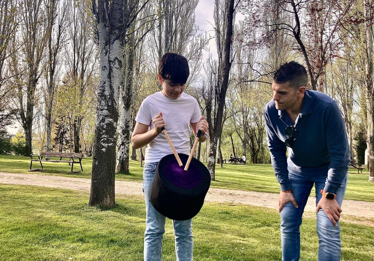 Daniel Arroyo toca el tapetán en el parque Ribera de Castilla bajo la atenta mirada de su padre, Gonzalo