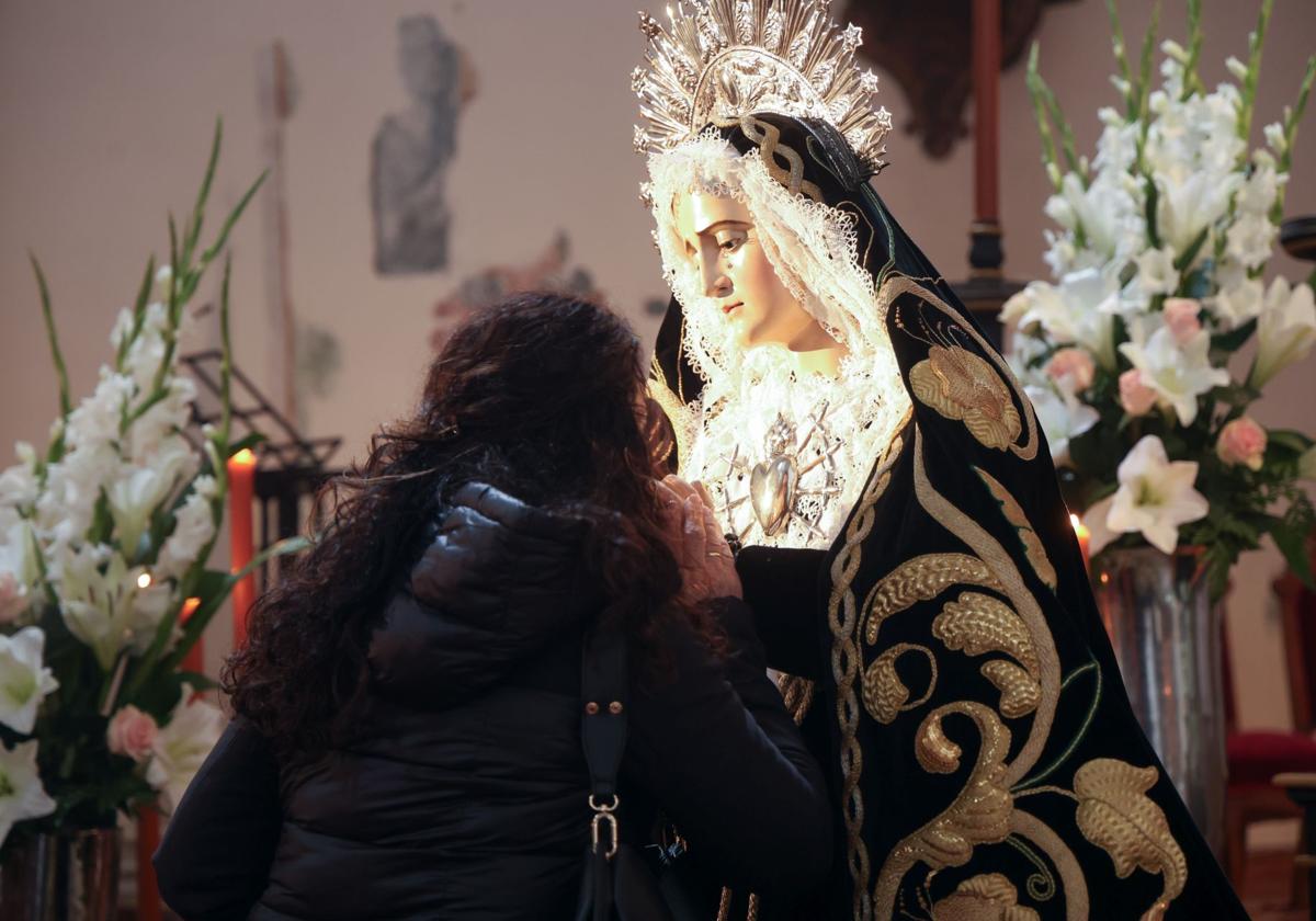 Besamanos a la Soledad en el convento de Santa Isabel de Hungría