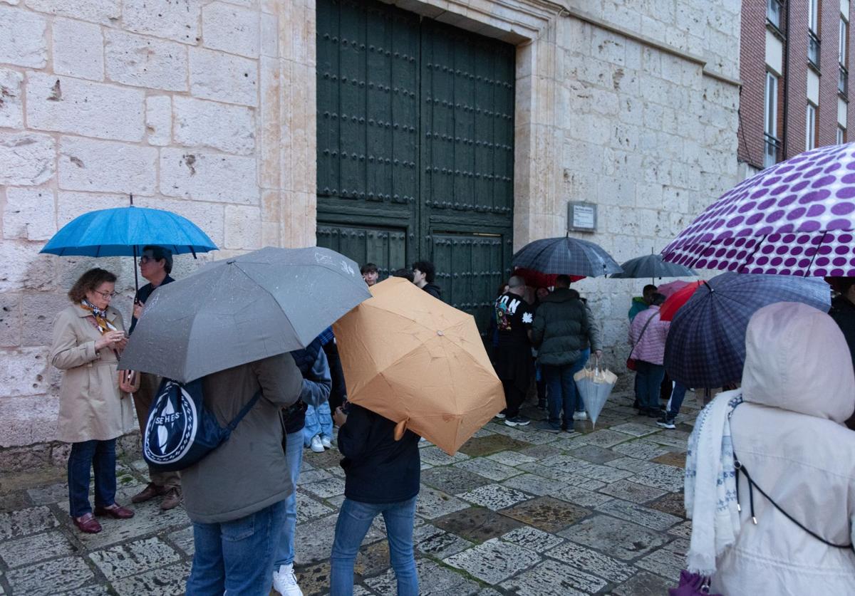 Fieles frente a la iglesia de San Pedro Apóstol el Viernes de Dolores tras la suspensión de la procesión del Perdón y Esperanza.