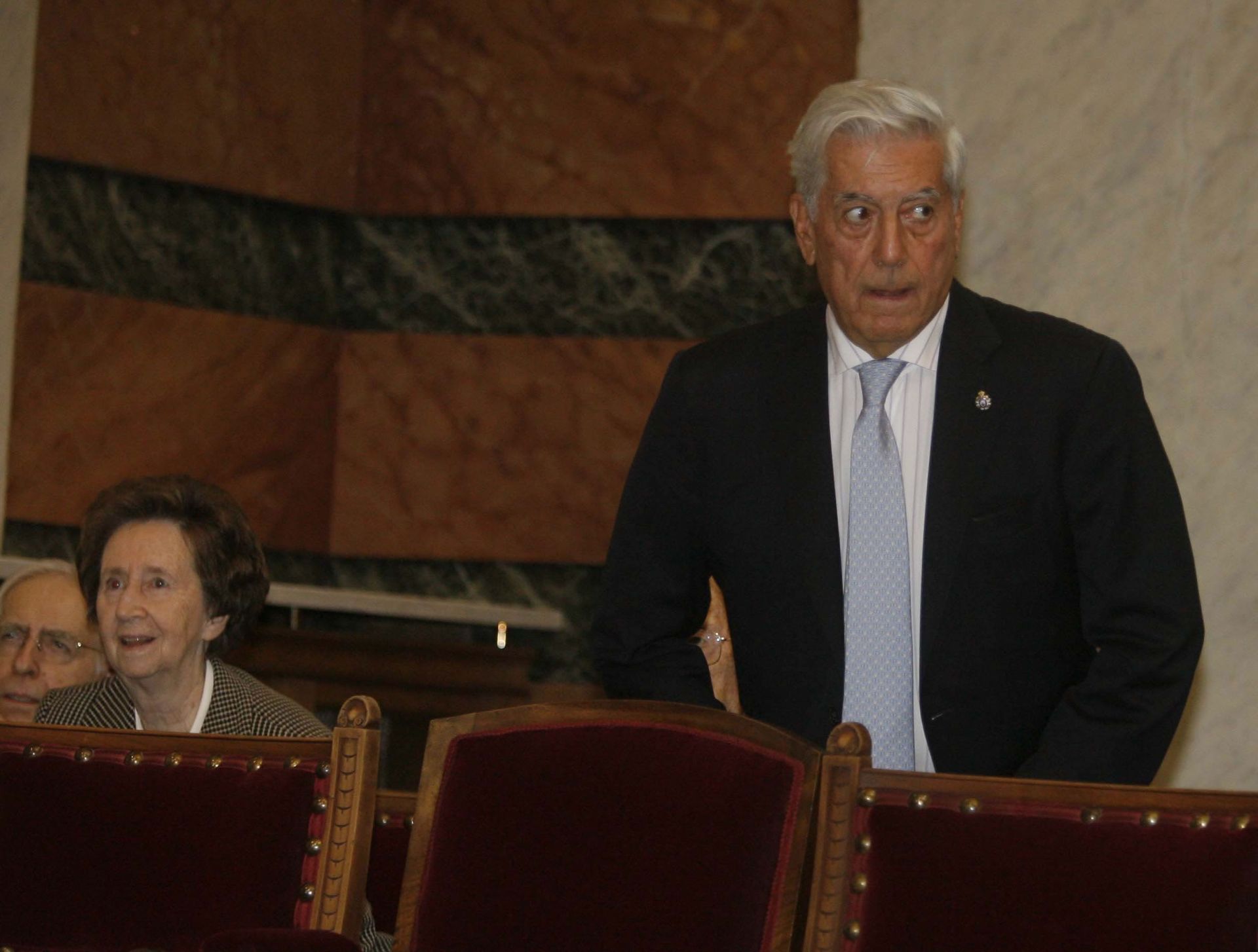 Mario Vargas Llosa, en el homenaje de la RAE al escritor y periodista vallisoletano Miguel Delibes en 2010; a la izquierda de la foto, la científica Margarita Salas.