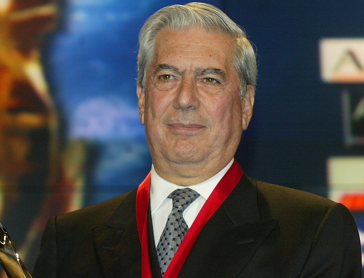 Mario Vargas Llosa posa con la medada del Premio Cristóbal Gabarrón de las Letras que recogió en el Teatro Calderón de Valladolid en 2002.