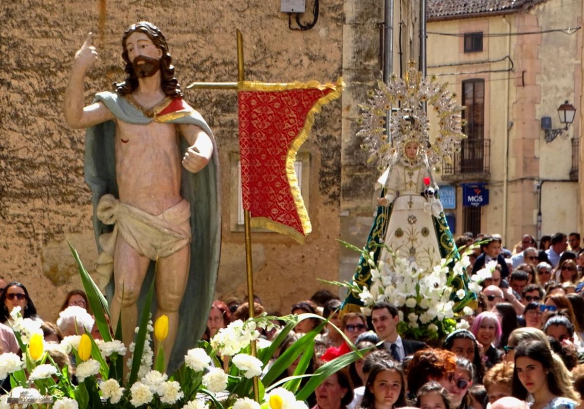Imagen principal - Arriba, procesión del Encuentro en Prádena. Sobre estas líneas, Riaza y San Ildefonso.