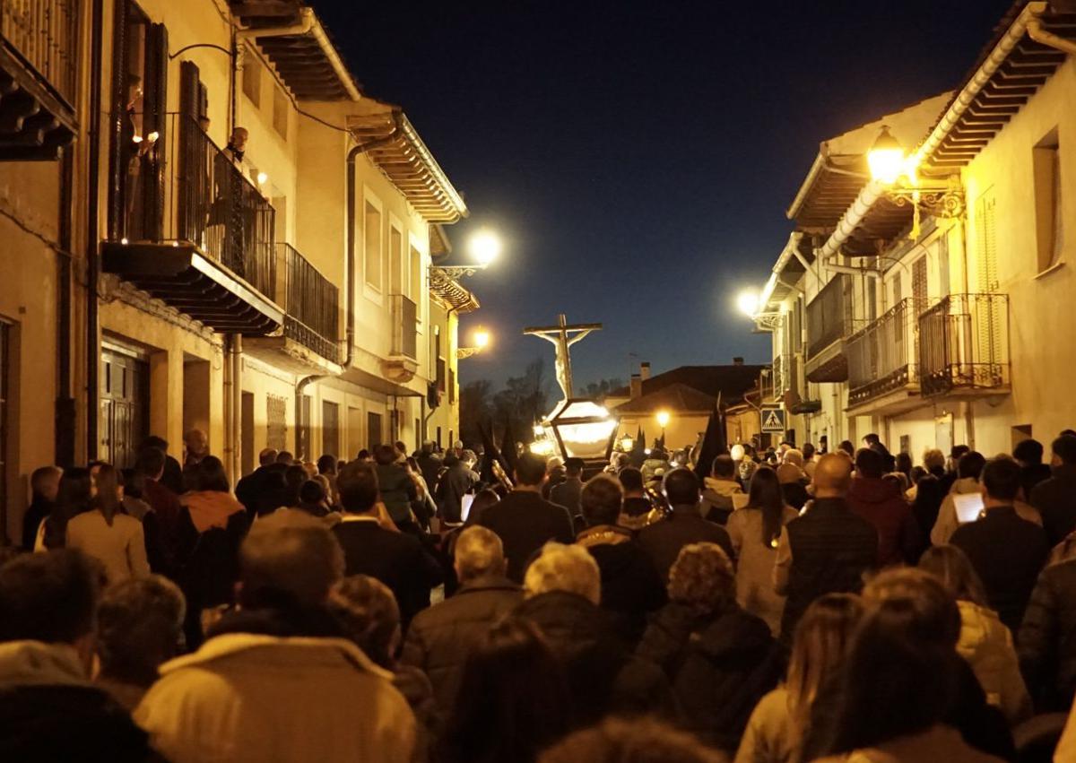 Imagen secundaria 1 - Arriba, procesión del Encuentro en Prádena. Sobre estas líneas, Riaza y San Ildefonso.