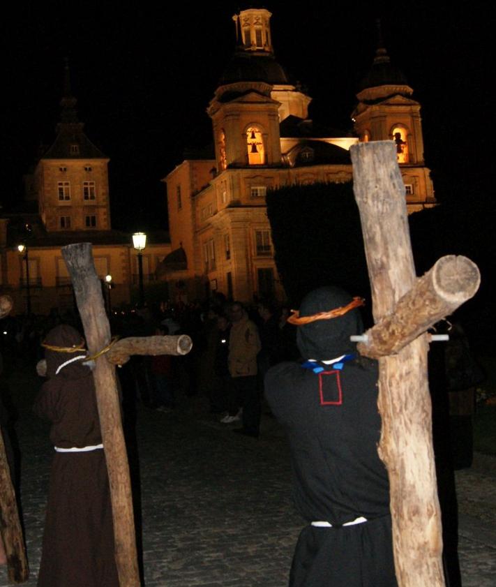 Imagen secundaria 2 - Arriba, procesión del Encuentro en Prádena. Sobre estas líneas, Riaza y San Ildefonso.