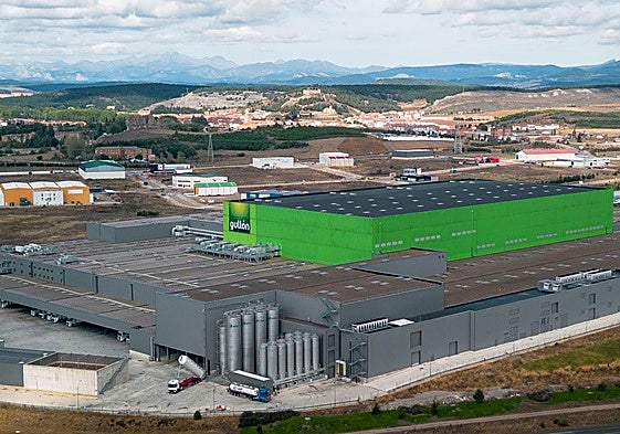 Fábrica Vida, en primer término, en las instalaciones de la galletera en Aguilar.