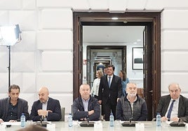 Alfonso Fernández Mañueco, seguido de las consejeras Leticia García y María González, llega a la primera reunión de la mañana.