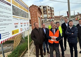Econsejero de Movilidad y Transformación Digital, José Luis Sanz Merino, el martes durante la visita a las obras en la localidad salmantina de Macotera.