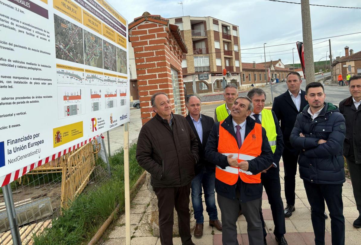 Econsejero de Movilidad y Transformación Digital, José Luis Sanz Merino, el martes durante la visita a las obras en la localidad salmantina de Macotera.