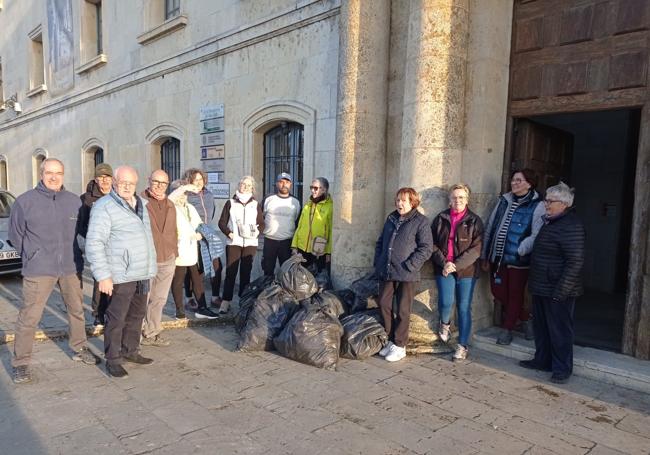 Los Amigos del Camino Francés han limpiado la ruta a su paso por Palencia.