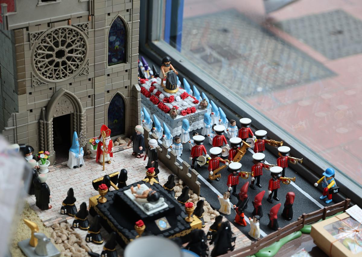 Imagen secundaria 1 - Diorama de una procesión de Semana Santa en Valladolid