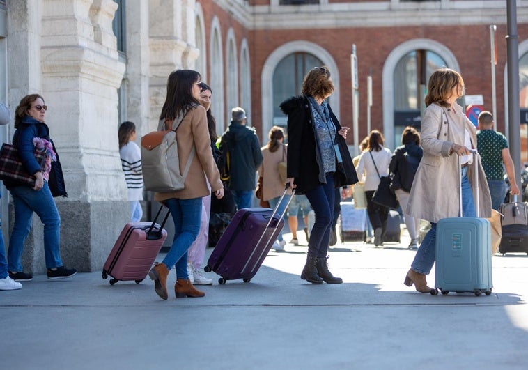 Viajeros en la estación de tren de Valladolid.