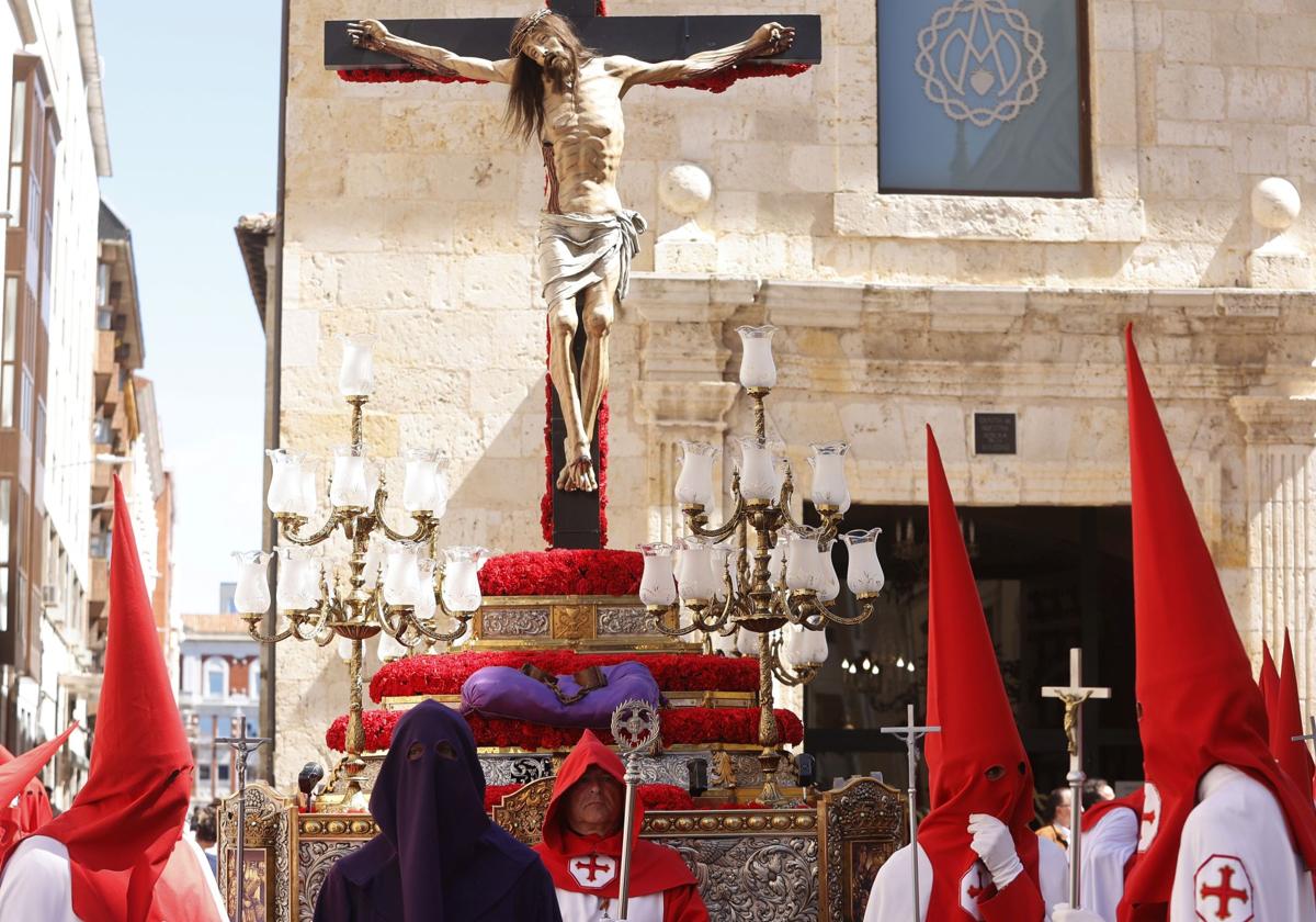 El preso camina ante el Cristo de la Misericordia.