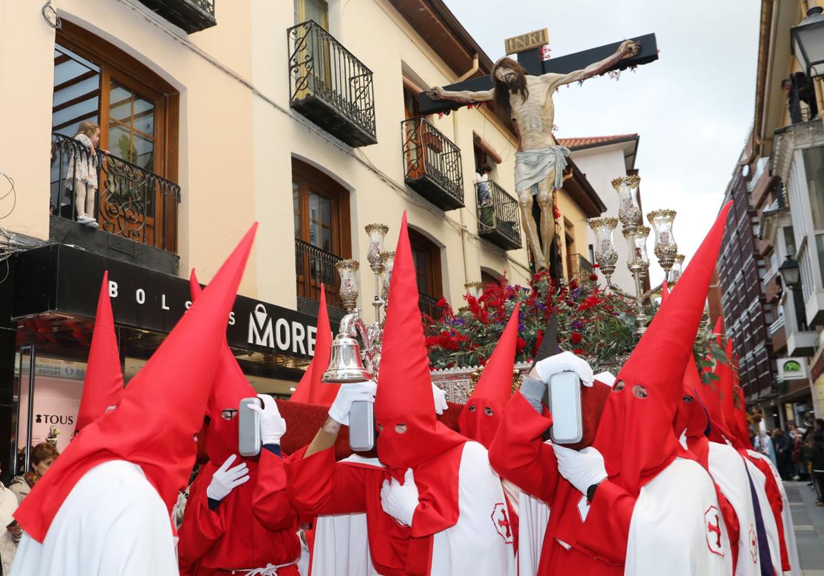 El Cristo de la Misericordia avanza por la calle Barrio y Mier.