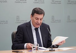 El portavoz de la Junta y consejero de Economía y Hacienda, Carlos Fernández Carriedo, comparece en rueda de prensa posterior al Consejo de Gobierno