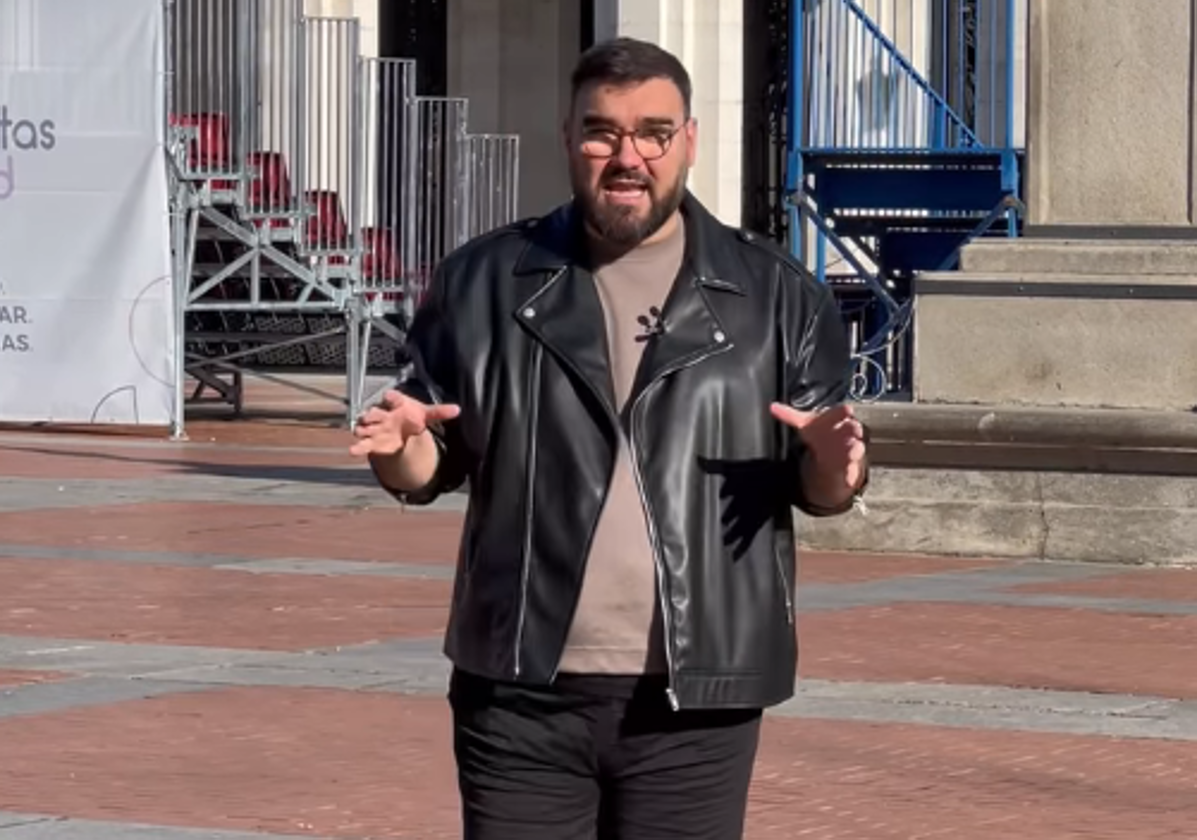 El 'tiktoker' Benja Serra, en la Plaza Mayor de Valladolid para grabar su último capítulo de 'Callejeros Benjeros'.
