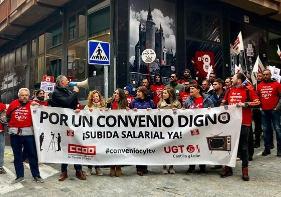 Concentración de trabajadores de Castilla y León Televisión, este miércoles, ante el centro de trabajo de Segovia.