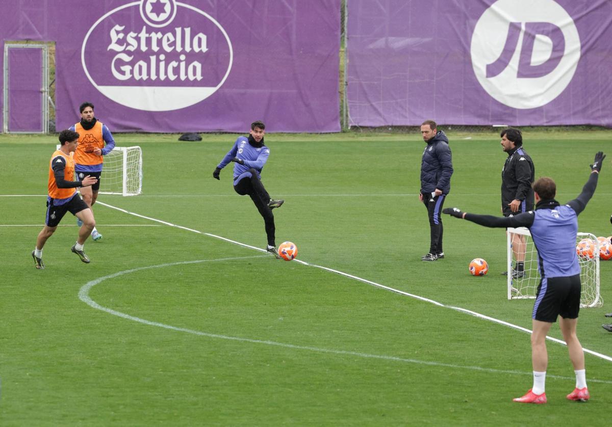 Luis Pérez y Juanmi Latasa, en el entrenamiento de este miércoles en los Anexos.