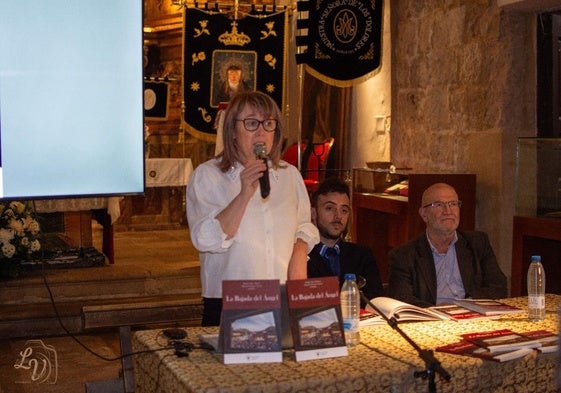 La autora, Marisol Herrero, durante la presentación del libro dedicado la Bajada del Ángel de Peñafiel.