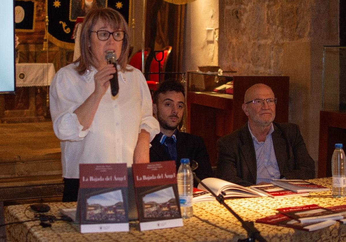 Un libro recoge la historia y tradición de la Bajada del Ángel de Peñafiel