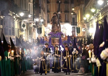 El Nazareno cautiva a la multitud en un casco histórico abarrotado