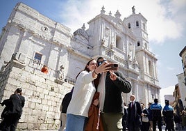 Una pareja se hace un selfie junto a la catedral de Valladolid.