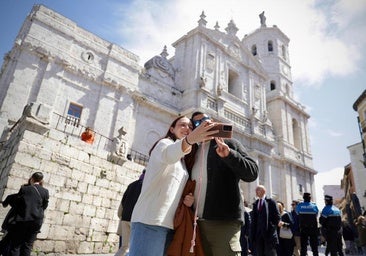 Iglesias y terrazas abarrotadas en el primer día de la semana sin mirar al cielo