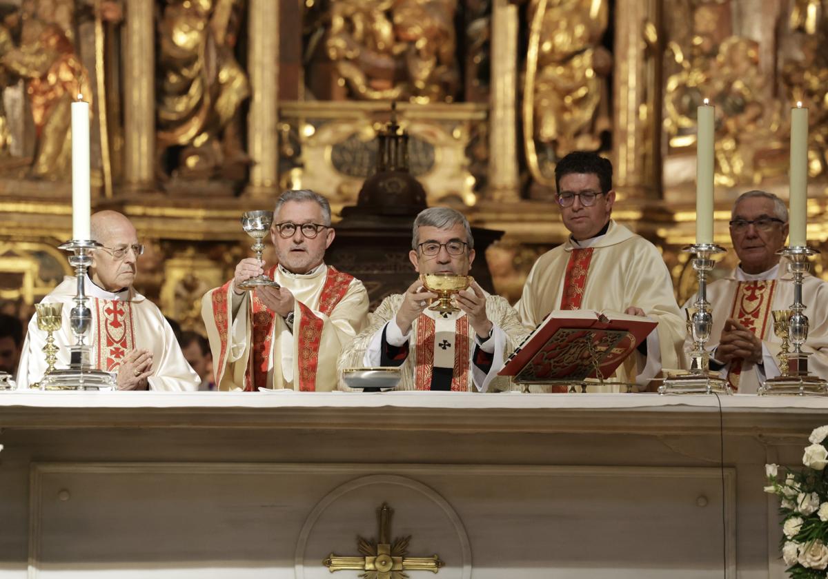 Monseñor Luis Argüello sostiene el cáliz durante la Eucaristía.