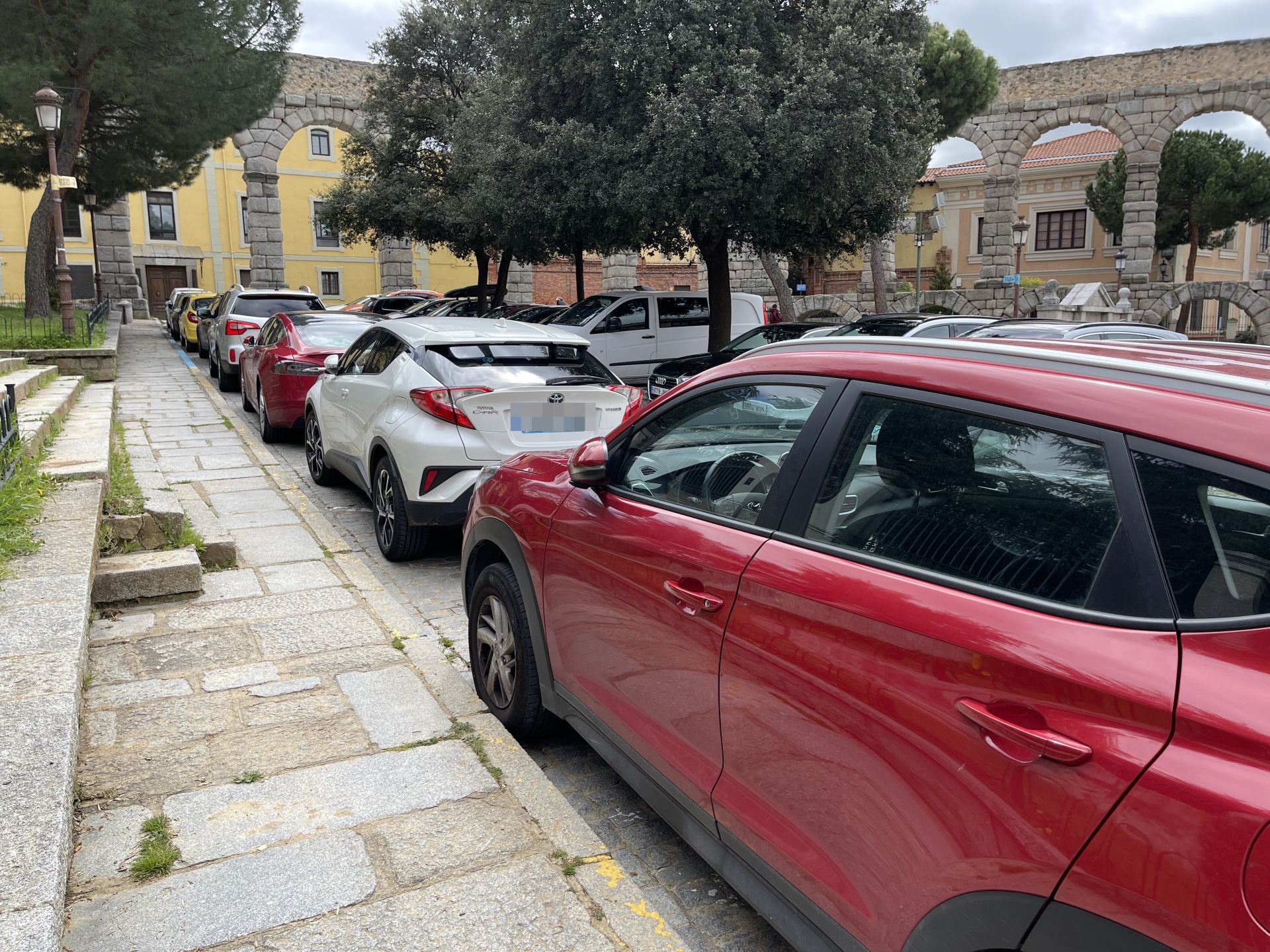 Fotos: coches mal aparcados en el centro de Segovia