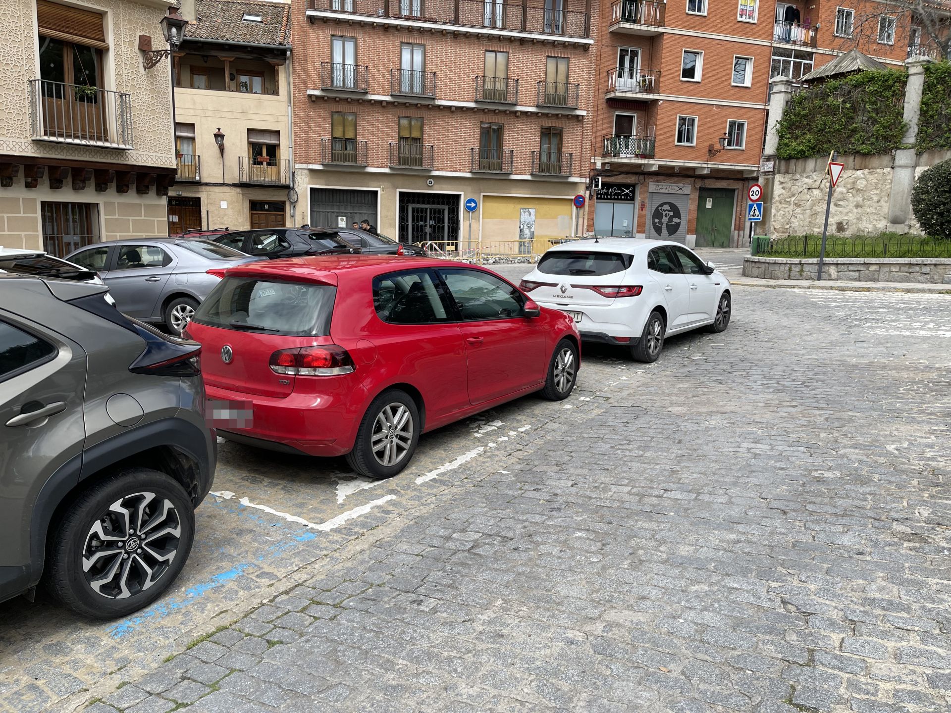 Fotos: coches mal aparcados en el centro de Segovia