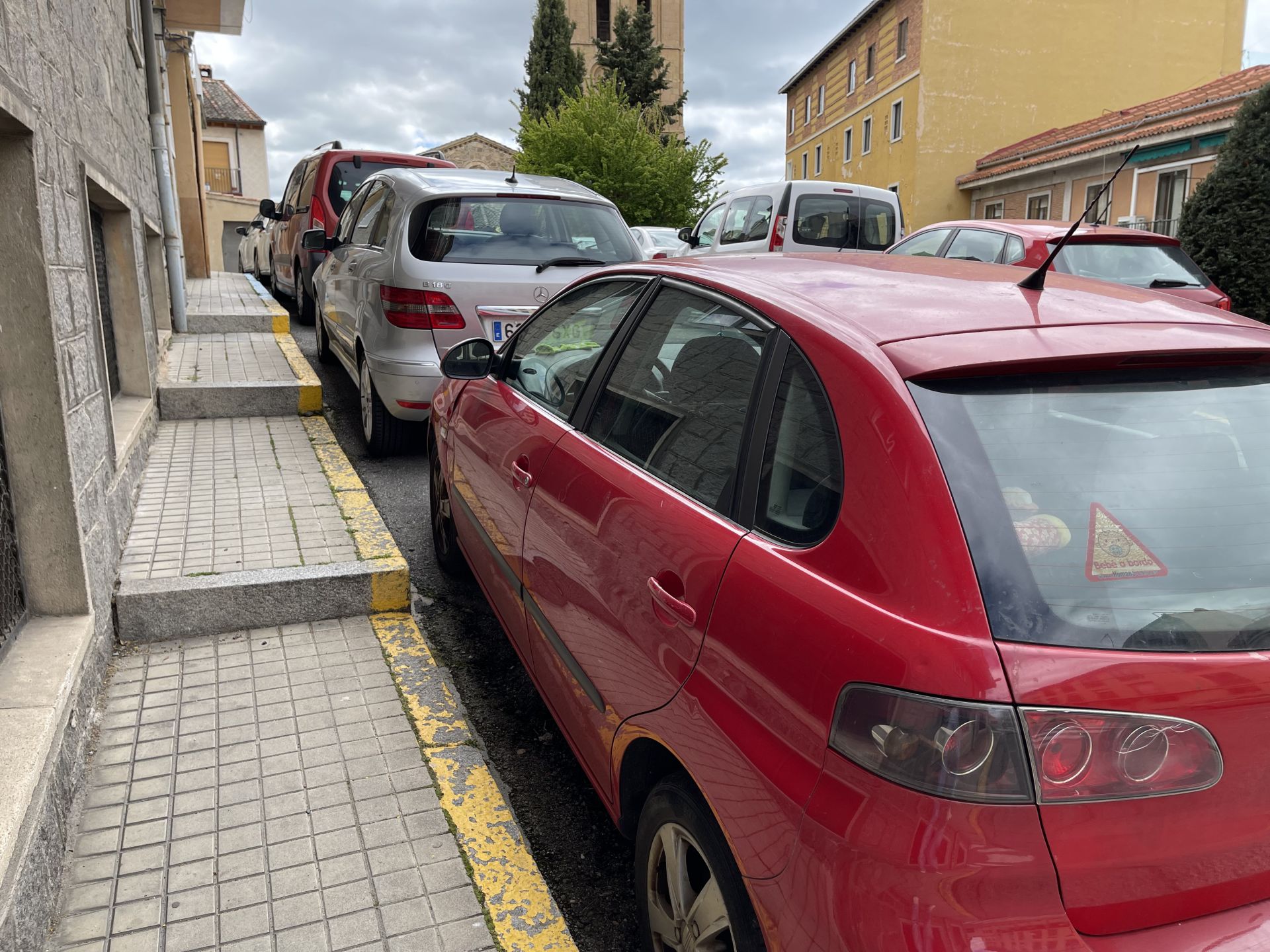 Fotos: coches mal aparcados en el centro de Segovia