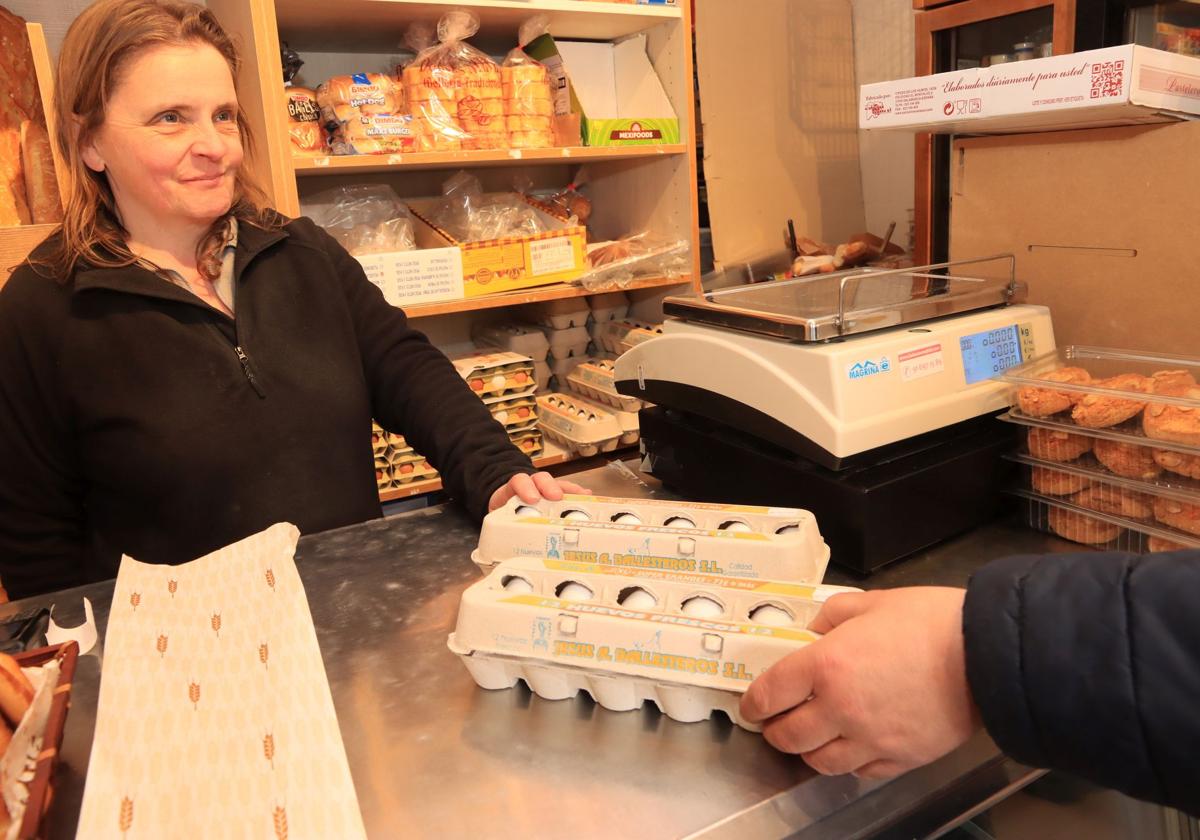 Venta de huevos en un establecimiento de Segovia capital el pasado marzo.