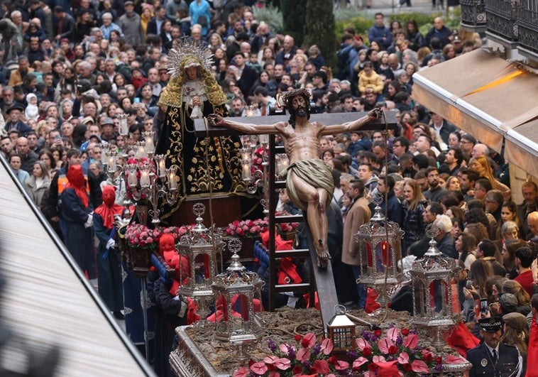 El Santísimo Cristo de la Exaltación y Nuestra Señora de los Dolores se abren paso entre la multitud para acceder a la Catedral