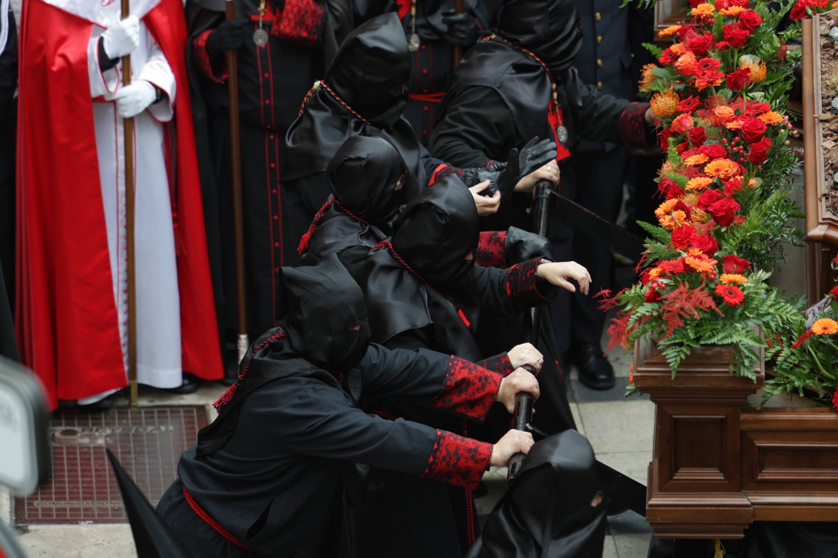 La procesión de Penitencia y Caridad, en imágenes