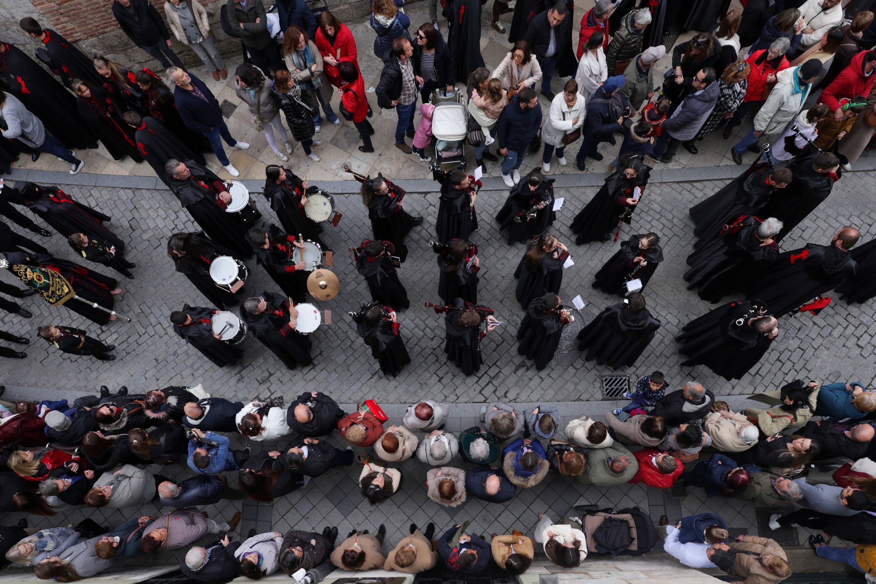 La procesión de Penitencia y Caridad, en imágenes