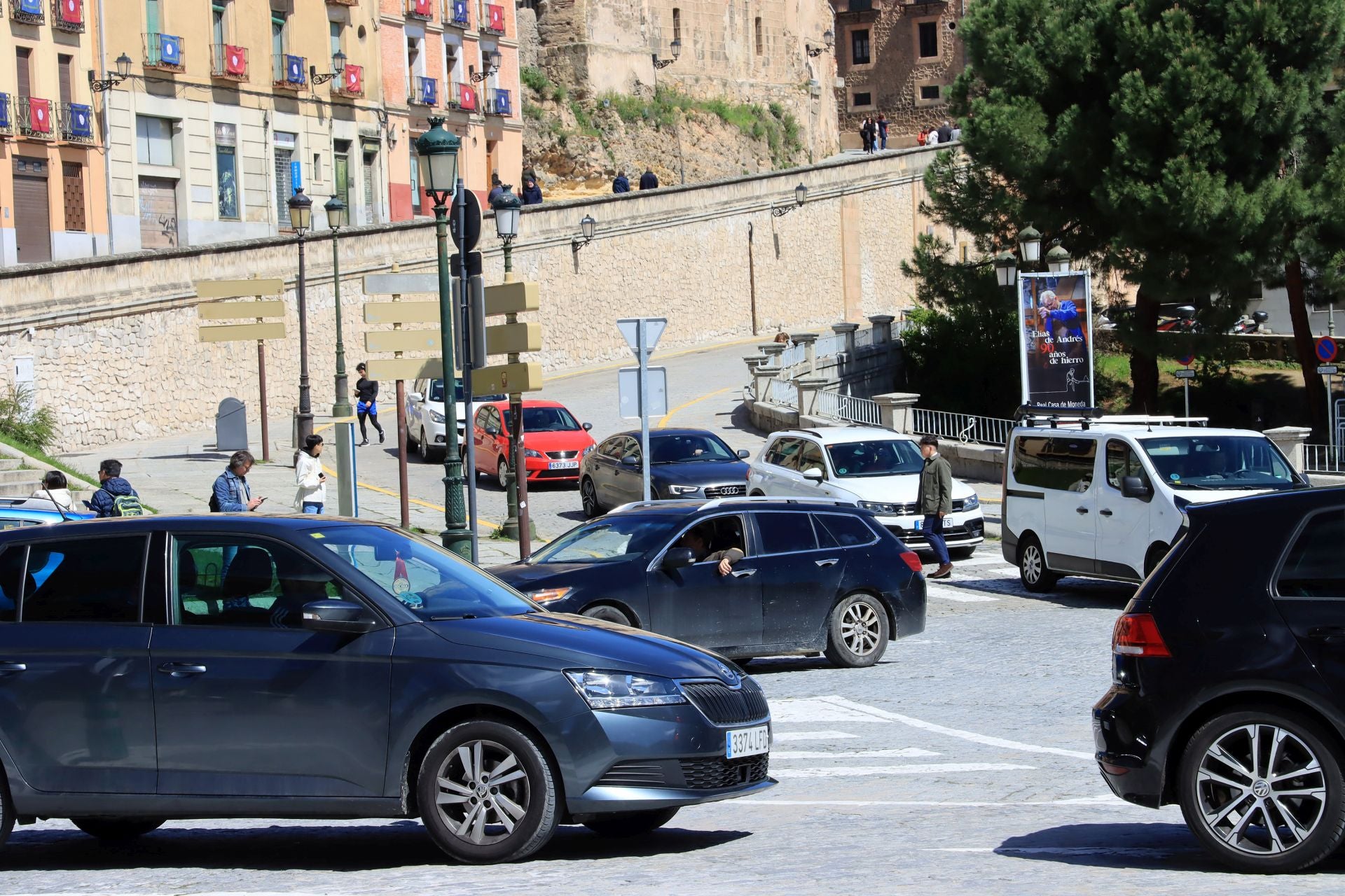 Fotos: avalancha de turistas en Segovia el Jueves Santo