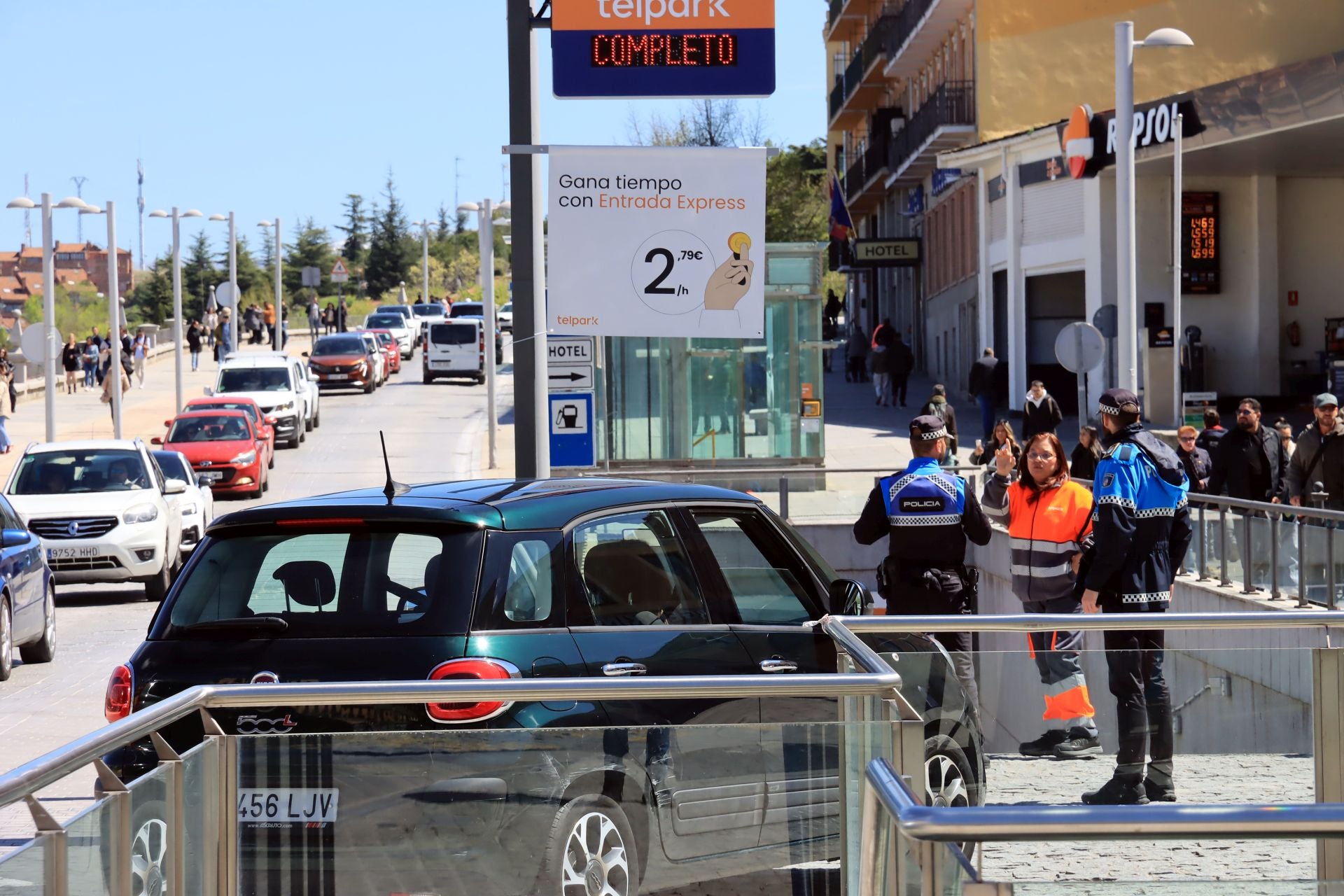 Fotos: avalancha de turistas en Segovia el Jueves Santo