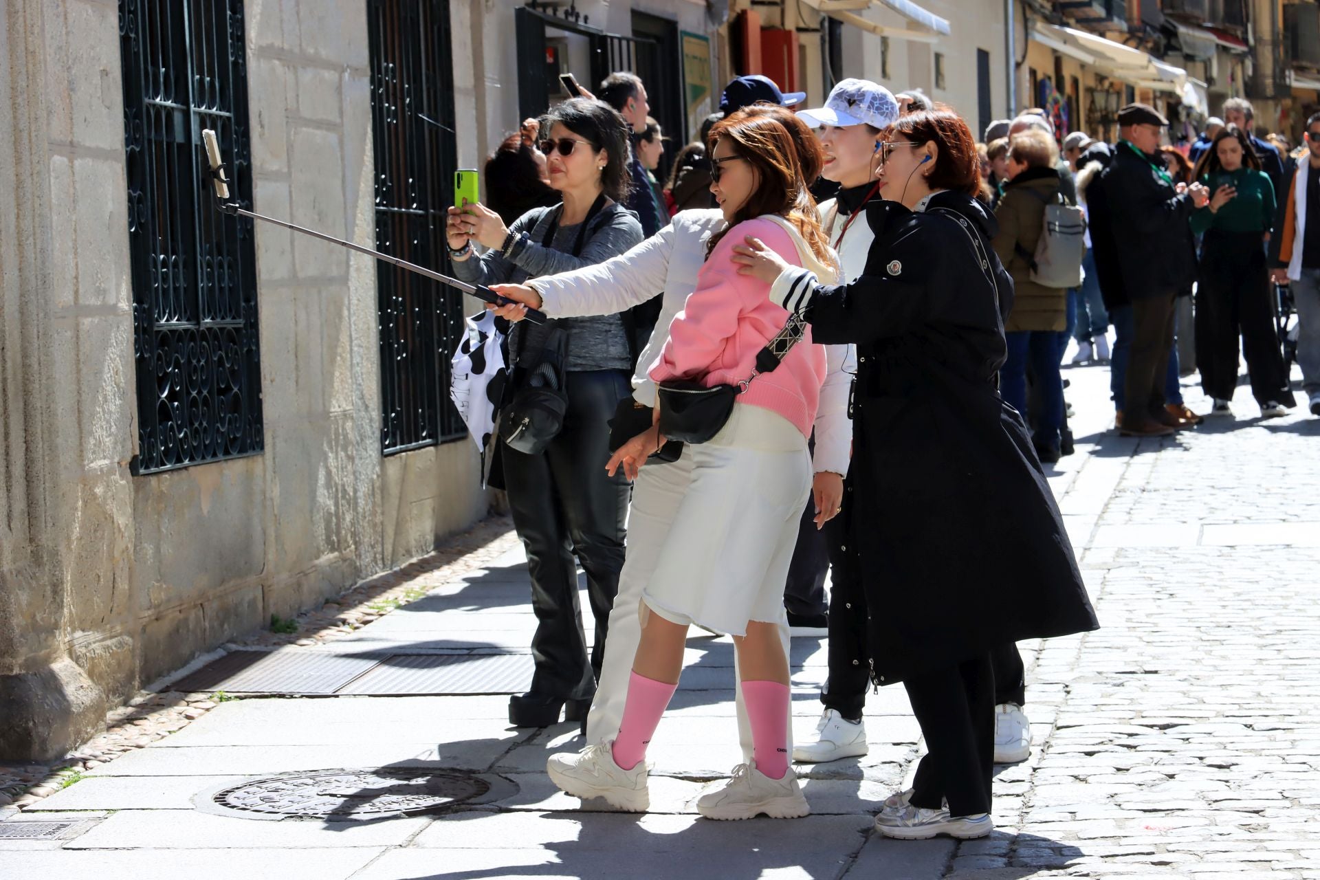 Fotos: avalancha de turistas en Segovia el Jueves Santo