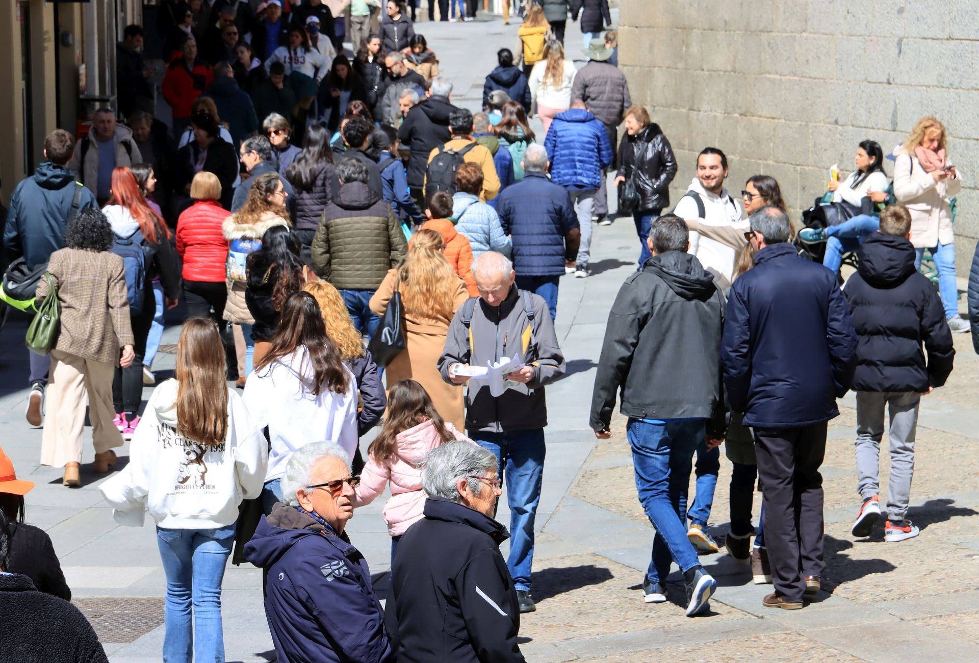 Fotos: avalancha de turistas en Segovia el Jueves Santo
