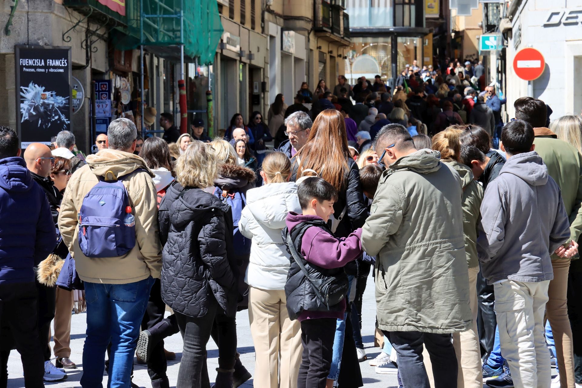 Fotos: avalancha de turistas en Segovia el Jueves Santo