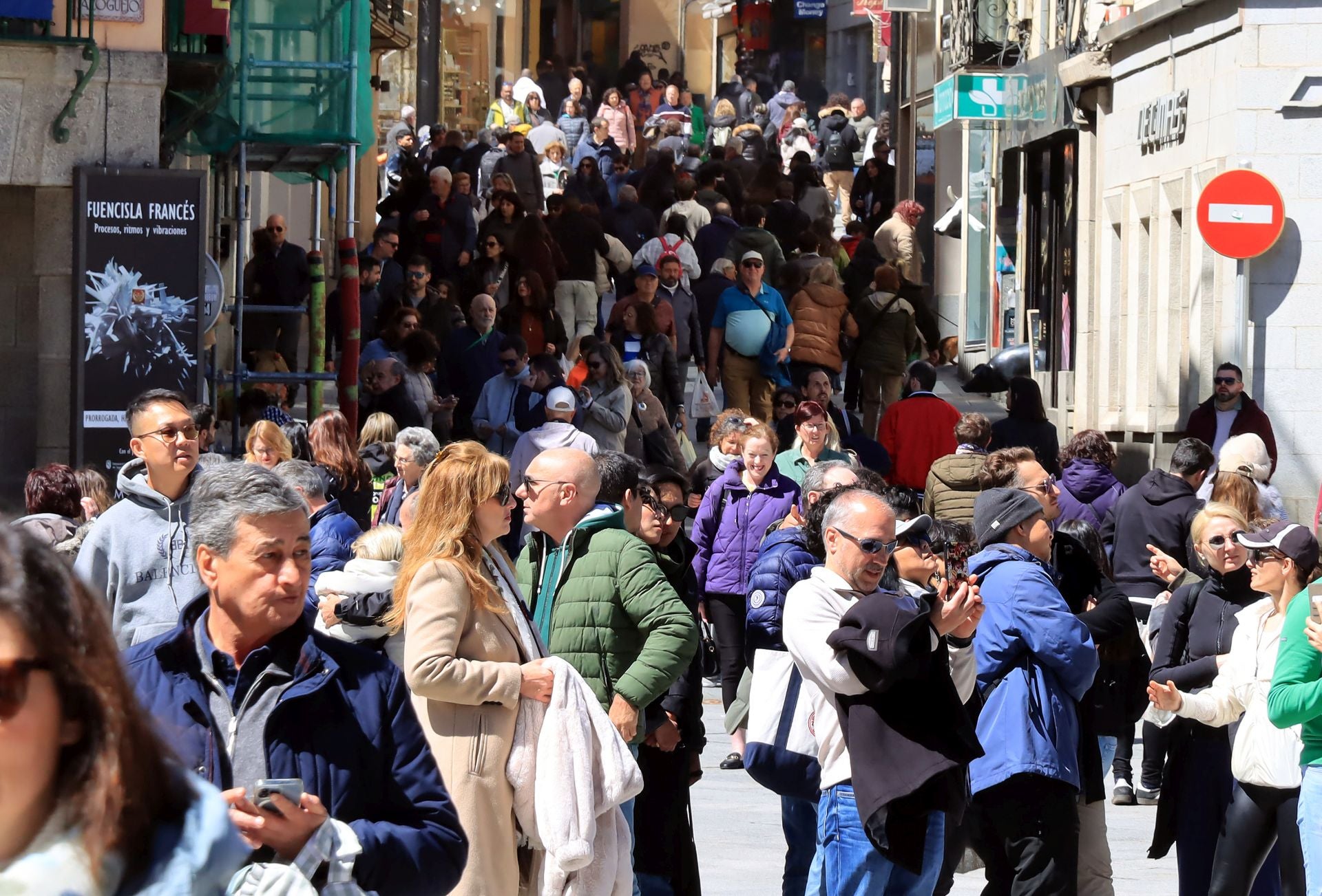 Fotos: avalancha de turistas en Segovia el Jueves Santo