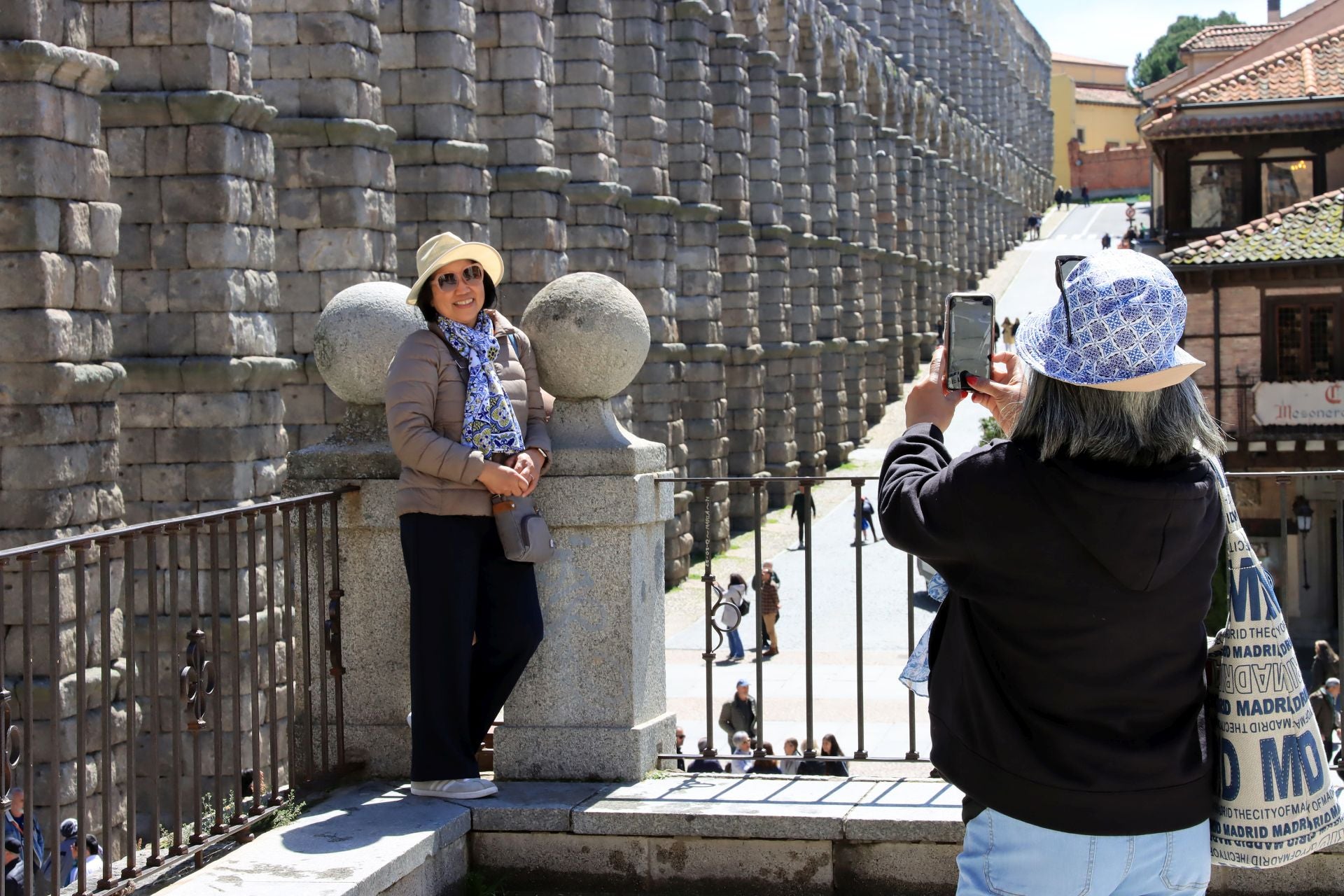Fotos: avalancha de turistas en Segovia el Jueves Santo