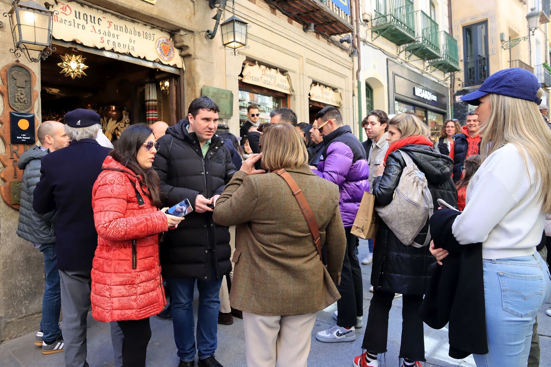 Fotos: avalancha de turistas en Segovia el Jueves Santo