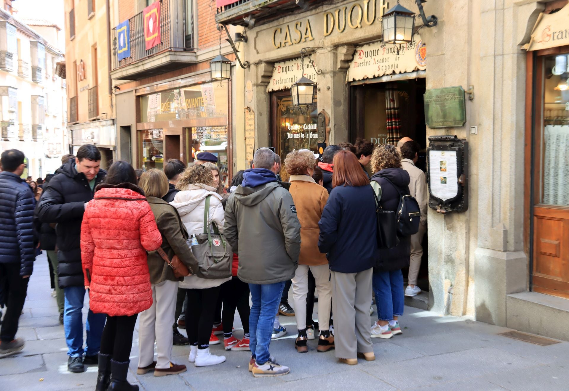 Fotos: avalancha de turistas en Segovia el Jueves Santo