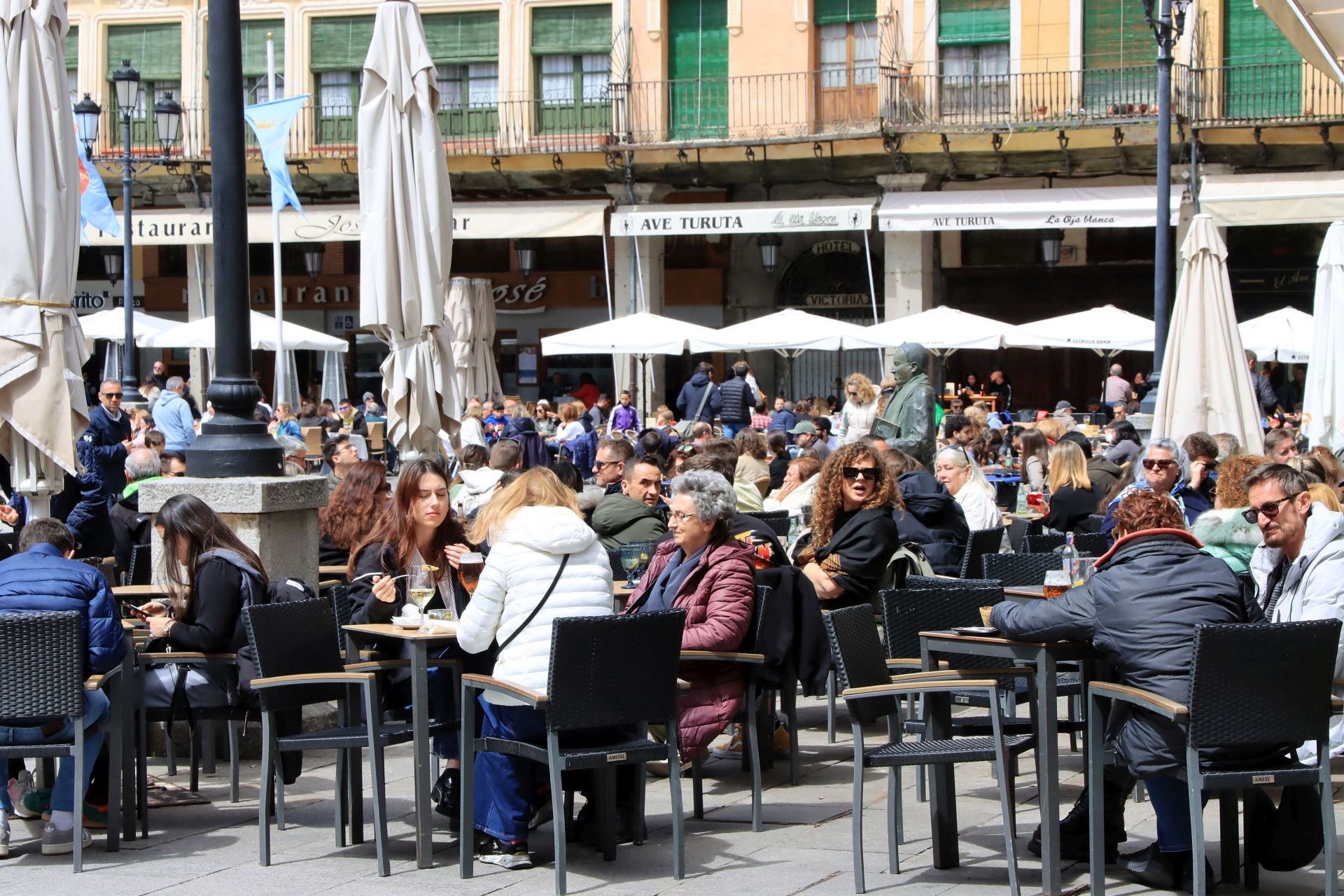 Fotos: avalancha de turistas en Segovia el Jueves Santo