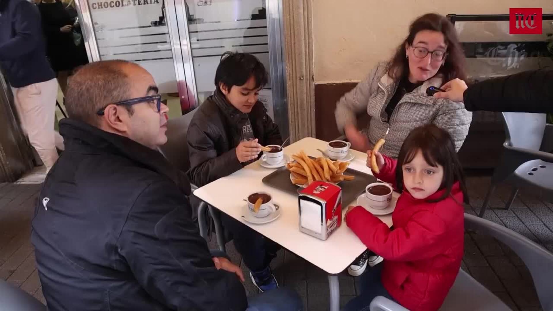 Vecinos y turistas llenan el centro de Valladolid para disfrutar del Viernes Santo