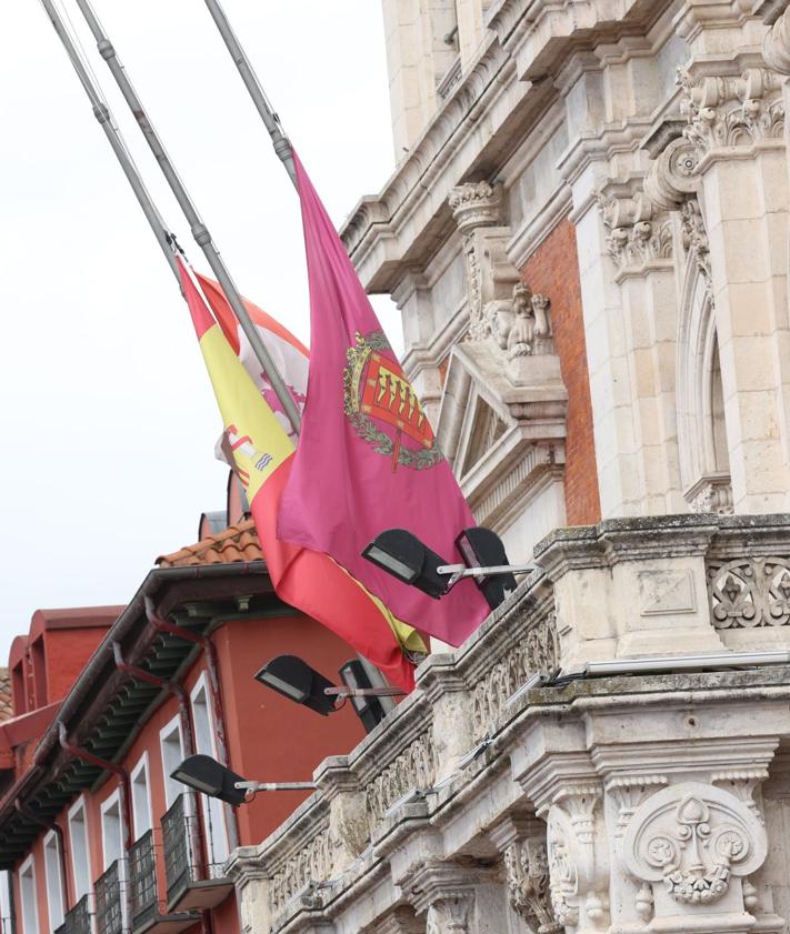 Imagen secundaria 2 - Colas para acceder a la iglesia de la Vera Cruz, visita guiada junto a la Catedral y las banderas del Ayuntamiento a media asta.