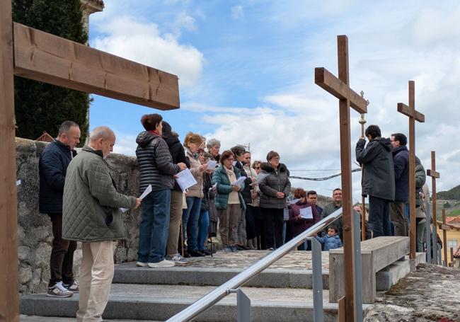 14 grandes cruces representan las estaciones del viacrucis